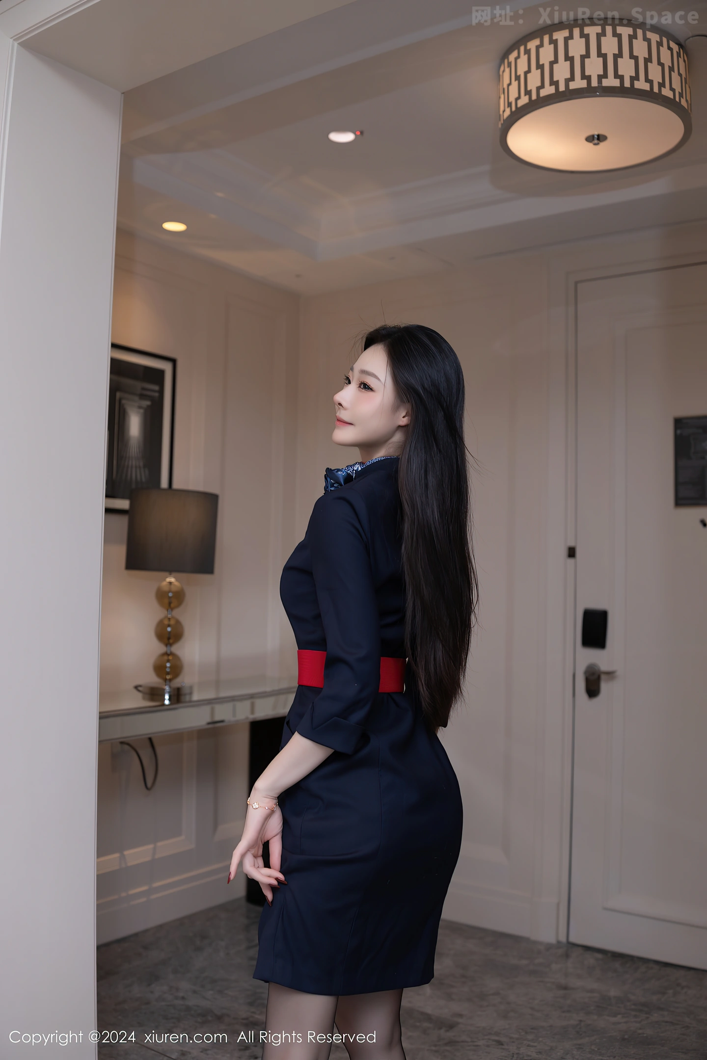 图片[2]-[XiuRen秀人网] VOL.9597 模特小逗逗深色制服露紫色内衣配开档黑丝秀曼妙身姿诱惑写真80P-秀人网官方网站